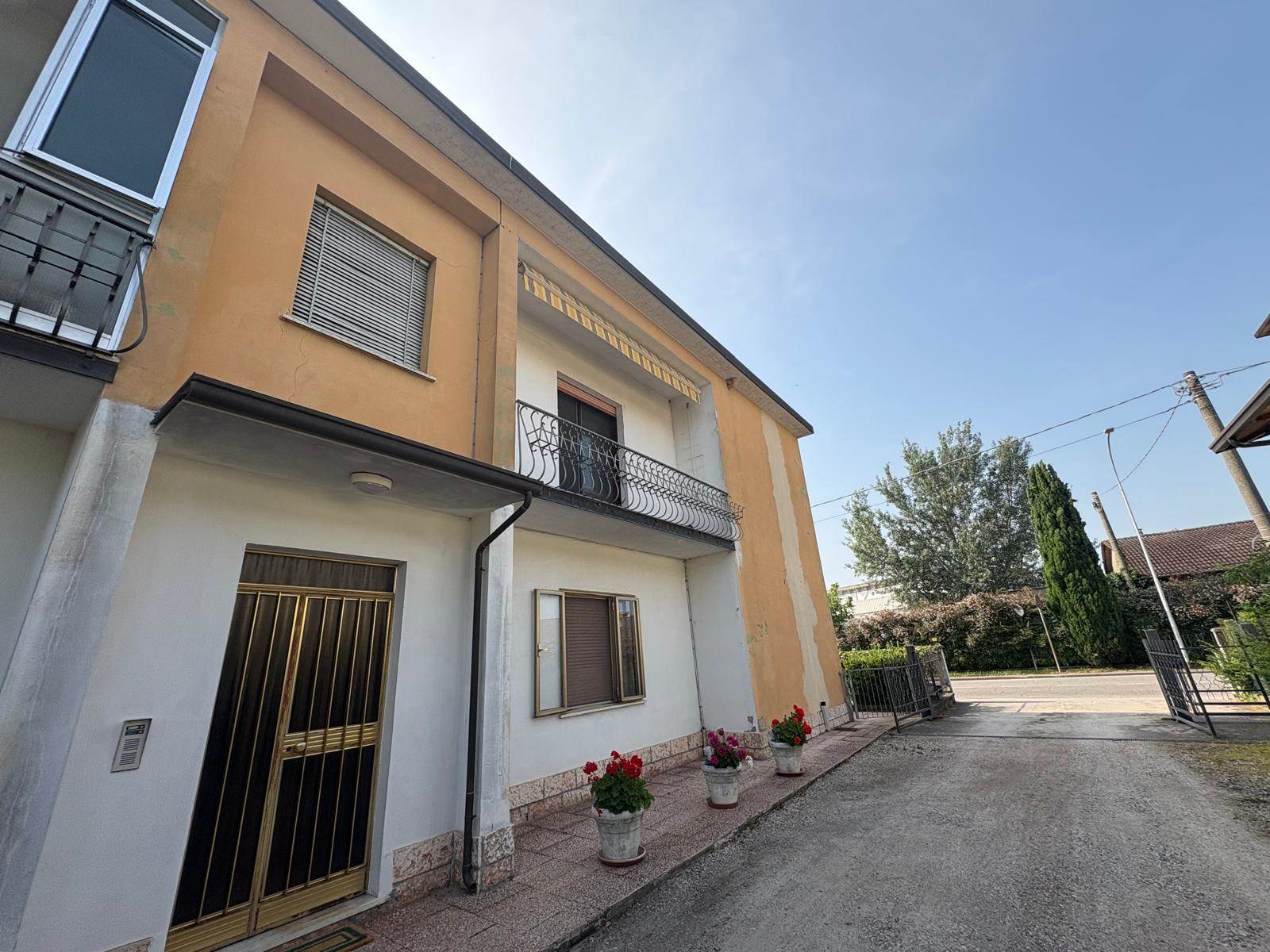Esterno fronte