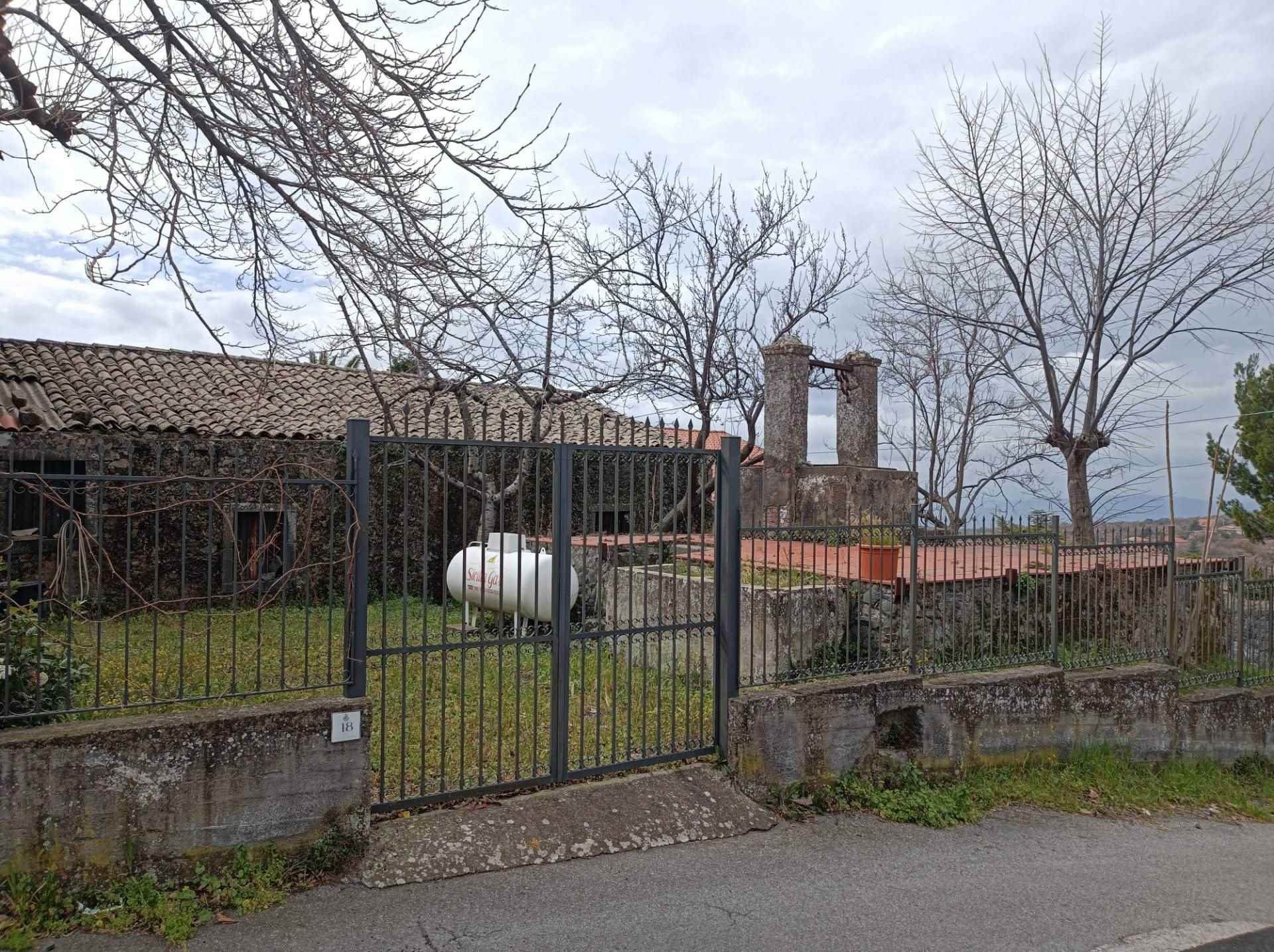 Rustico casale da ristrutturare in zona Villaggio Valentino,milia a Ragalna