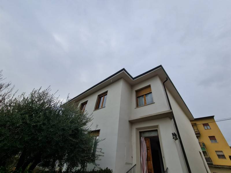 Villa bifamiliare in vendita a Montevarchi Arezzo