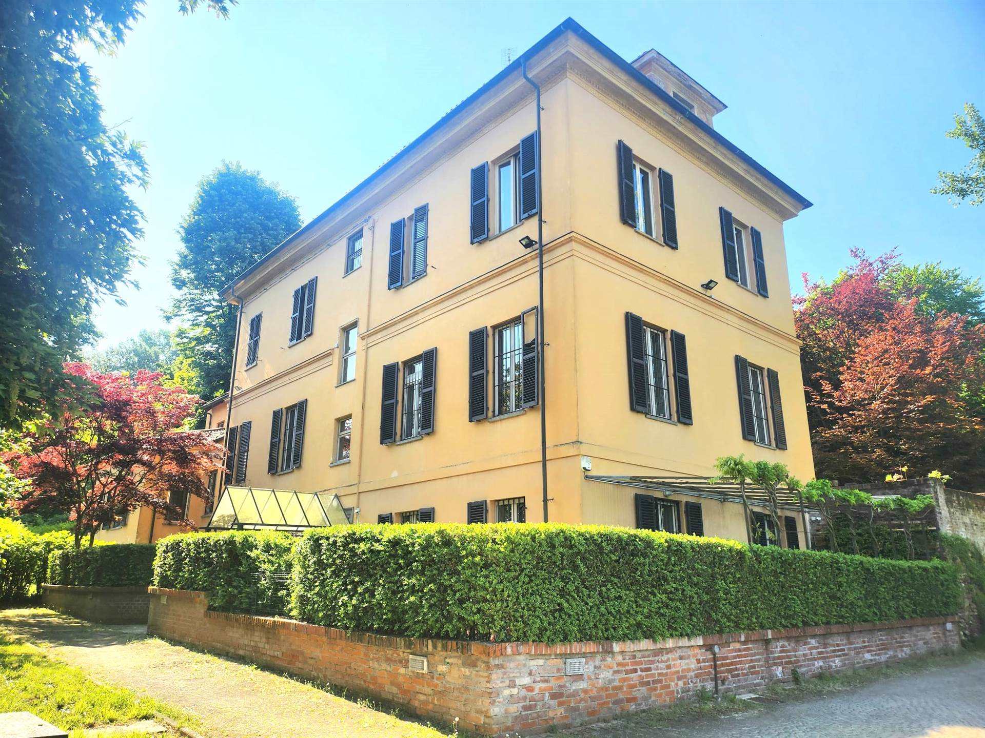 Interessante opportunità per chi cerca un appartamento nel verde, con vista e con giardino privato, pur restando in città. L'appartamento è stato 